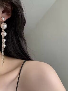 Elegant Pearl Drop Dangle Earrings - White Pearls